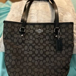 ZIP TOP TOTE IN OUTLINE SIGNATURE (COACH F58282)
SILVER/BLACK SMOKE/BLACK